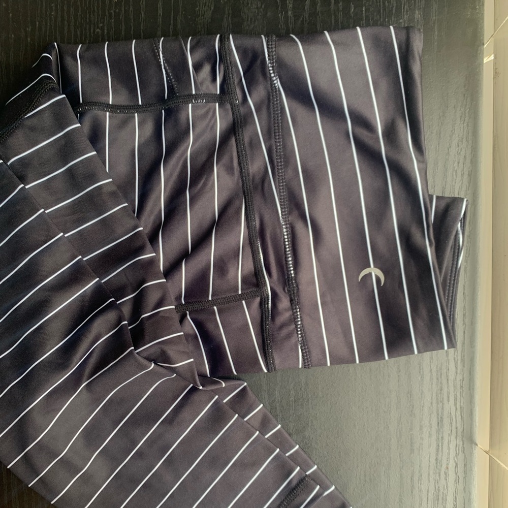 Zyia Black striped leggings